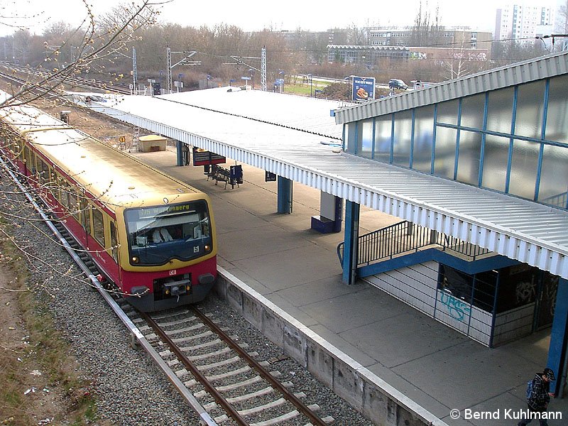 Bild: einfahrender Zug von Gehrenseestraße