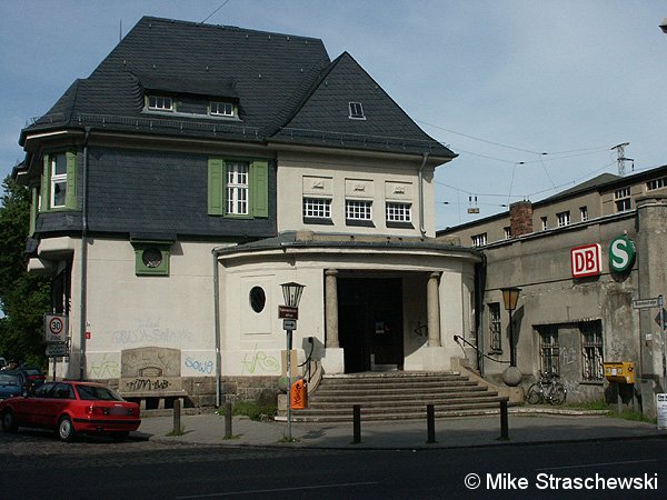 Bild: Empfangsgebäude