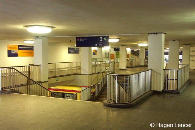 Bild: Kreuztreppen im Zwischengeschoß