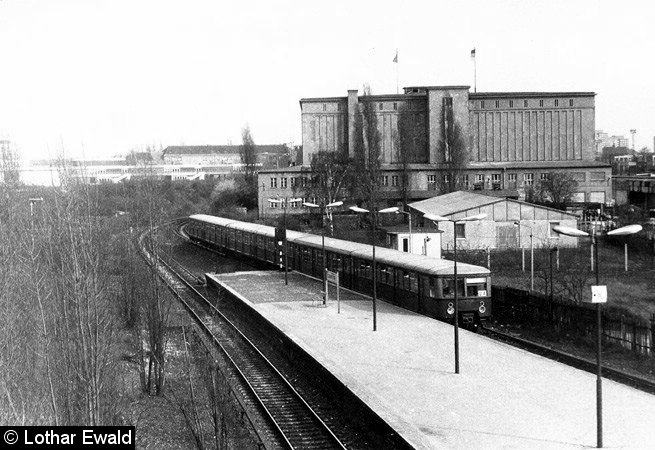 Bild: Zugausfahrt und Kühlhaus