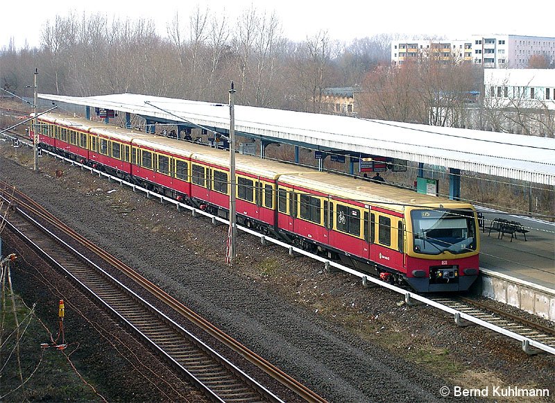Bild: Zug am Bahnsteig