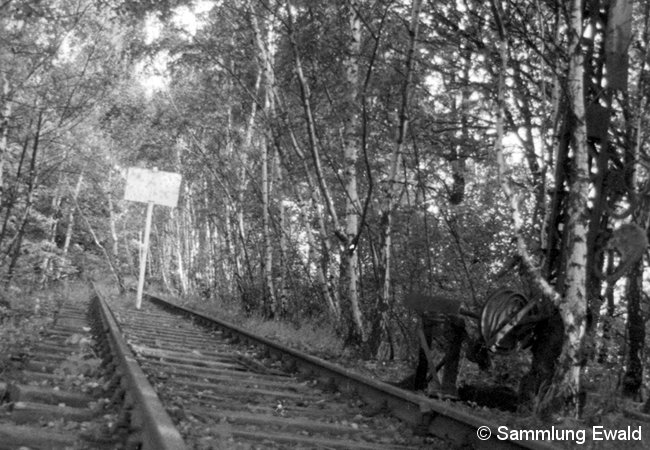 Hinweisschild im Gleis